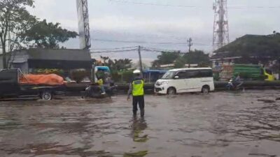 Banjir Pantura Semarang Surut, Motor Kembali Melintas di Jalur Nasional