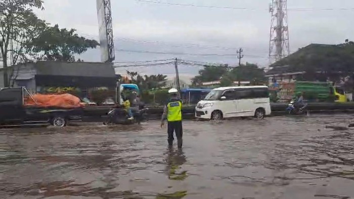 Banjir Pantura Semarang Surut, Motor Kembali Melintas di Jalur Nasional