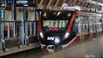Penumpang LRT Dievakuasi Jalan Kaki, Lintasan Berbuntut Panjang dalam Krisis Transportasi