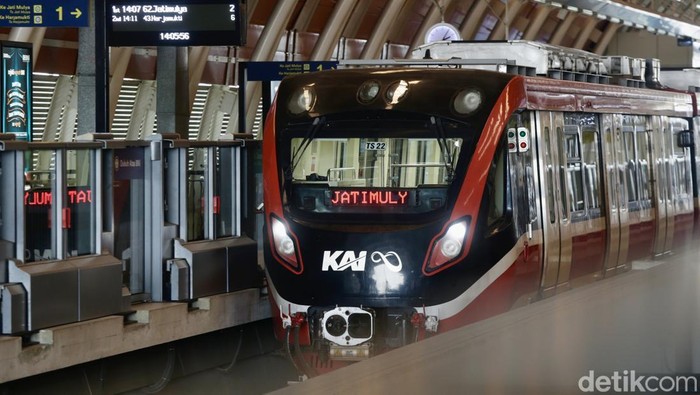 Penumpang LRT Dievakuasi Jalan Kaki, Lintasan Berbuntut Panjang dalam Krisis Transportasi