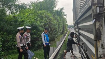Truk Terbakar di Tol Cawang Jakarta, Diduga Akibat Panas dari Pengereman – Update 1