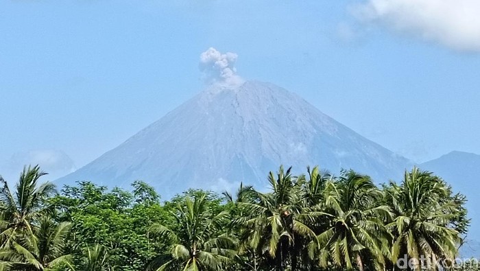 **Semeru Meletus 124 Kali dalam Sehari, Warga Dianjurkan Mundur 8 Km dari Puncak**
