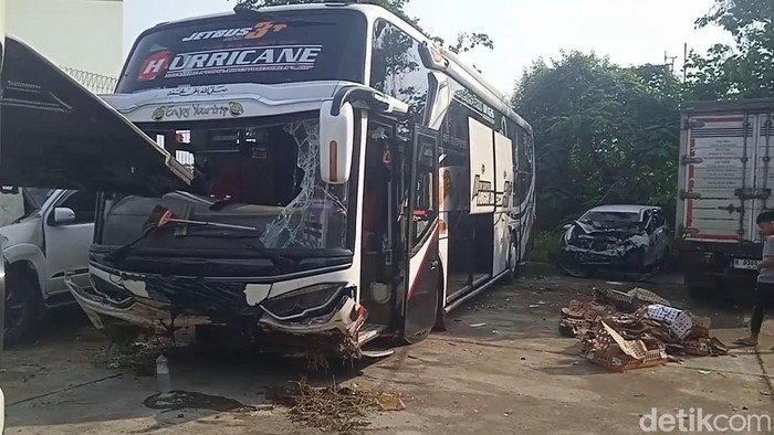 Tragedi Tol Batang: Bus PO Haryanto Terguling, Oleng 3 Kali Sebelum Tabrak Pembatas