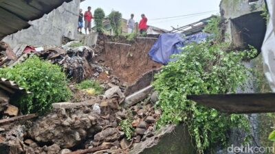 10 Meter Tebing Longsor, Warga Bondongan Bogor dalam Ancaman Kematian!