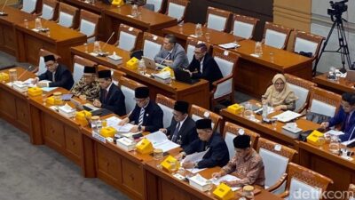 “Di DPR, Dahnil Jelaskan Masa Tunggu Haji Kini Dipukul Rata 26 Tahun: Apakah Ini Solusi atau Masalah Baru?”