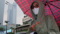Air Hujan di Jakarta Terkontaminasi Mikroplastik, Menkes Instruksikan Pakai Masker