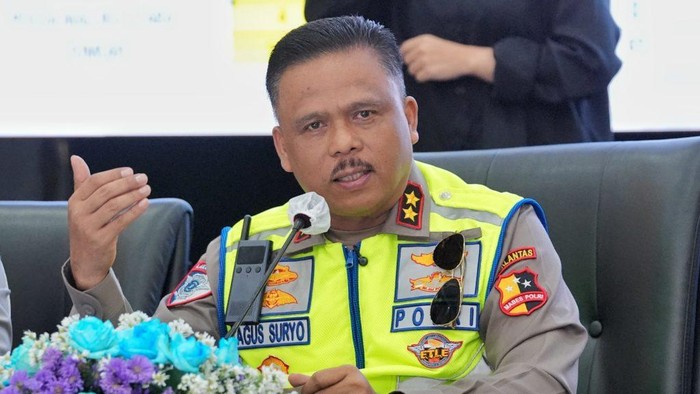 Polantas Menyapa Kakorlantas Terus Digaungkan: Bagi Sembako-Bantu Urus BPKB - Update 1