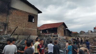 **Kebakaran Gudang Dekorasi Pesta di Jaktim: Kerugian Rp 1,7 Miliar, 700 Meter Persegi Terbakar**