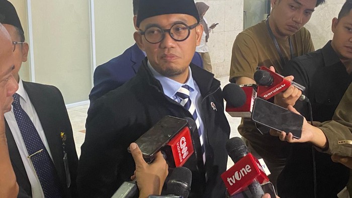 Dahnil Jawab Komisi VIII DPR: Kenapa Kru Pesawat Haji Pakai Rok Tinggi-tinggi?