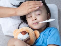 Mandikan Anak Saat Demam, Yuk! Ternyata Ada Manfaatnya, Tapi Catat Saran Dokter!