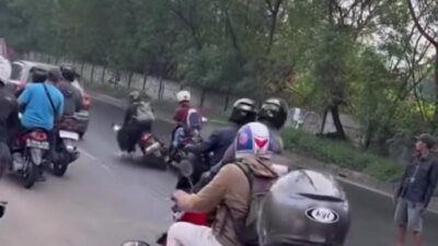 **Tragedi Jalanan: Motor-Motor Jatuh Akibat Tumpahan Minyak Truk di Cakung, Viral di Medsos!**