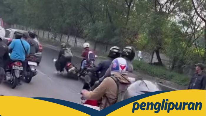 **Tragedi Jalanan: Motor-Motor Jatuh Akibat Tumpahan Minyak Truk di Cakung, Viral di Medsos!**