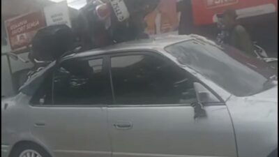 Kecelakaan Maut Mengejutkan di Cilegon: Motor Nyangkut di Atap Mobil, Bencana yang Tidak Terduga!