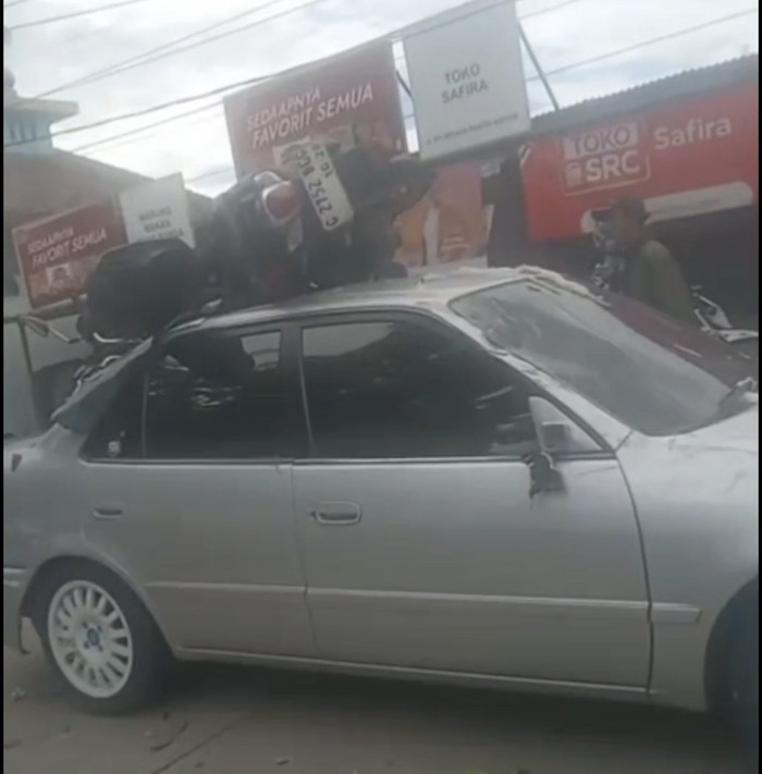 Kecelakaan Maut Mengejutkan di Cilegon: Motor Nyangkut di Atap Mobil, Bencana yang Tidak Terduga!