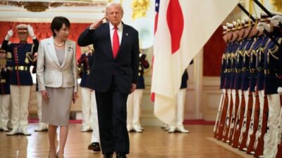 Momen Trump Bingung Saat Seremoni Penyambutan di Jepang – Update 1