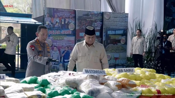 [Didampingi Kapolri, Prabowo Cek Barang Bukti Narkoba 214 Ton yang Akan Dimusnahkan]