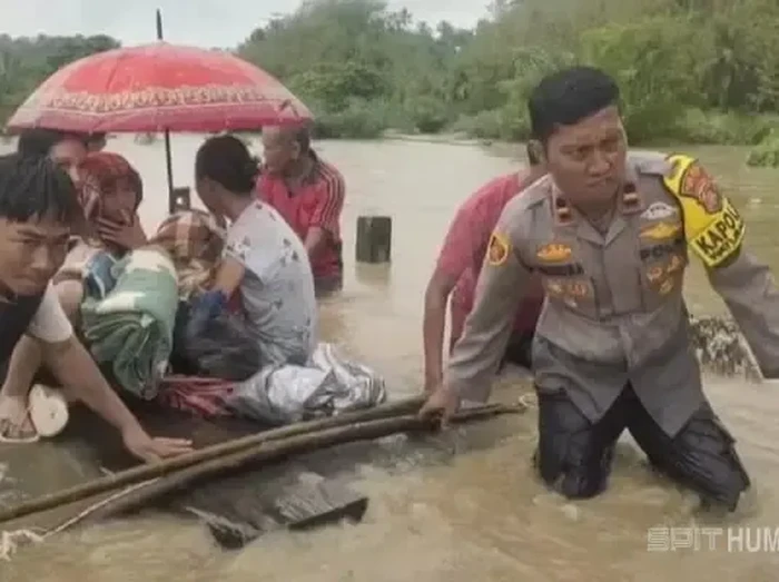 Polisi Beraksi Cegat Banjir Kolaka, Warga Terima Bantuan Vital!