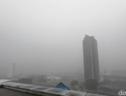 Hujan Deras Disertai Petir Menerjang Jakarta, Lalu Lintas Terganggu pada Sore Ini