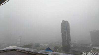 Hujan Deras Disertai Petir Menerjang Jakarta, Lalu Lintas Terganggu pada Sore Ini