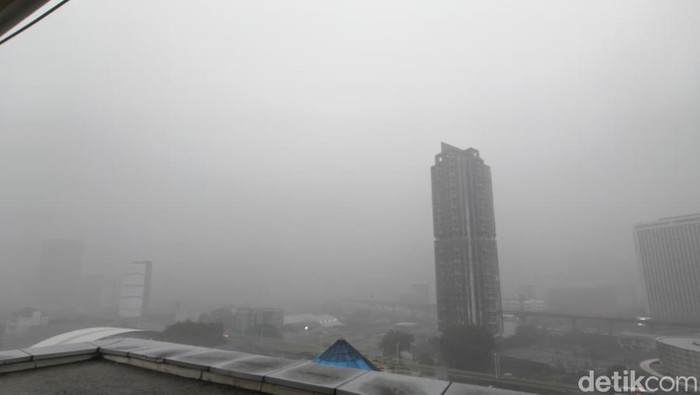 Hujan Deras Disertai Petir Menerjang Jakarta, Lalu Lintas Terganggu pada Sore Ini