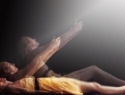 “Menggambarkan NDE: Cahaya, Entitas, dan Geometri Ruang dalam Pengalaman Mendekati Kematian”