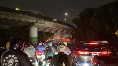 **Lalin TB Simatupang Macet Parah Malam Ini, Pemotor Sampai Matikan Mesin!**