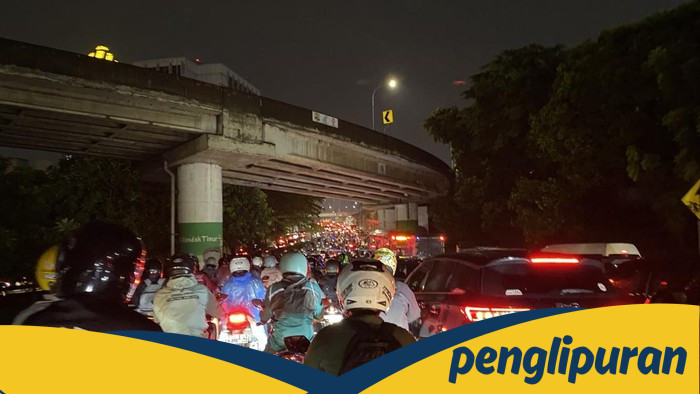 **Lalin TB Simatupang Macet Parah Malam Ini, Pemotor Sampai Matikan Mesin!**