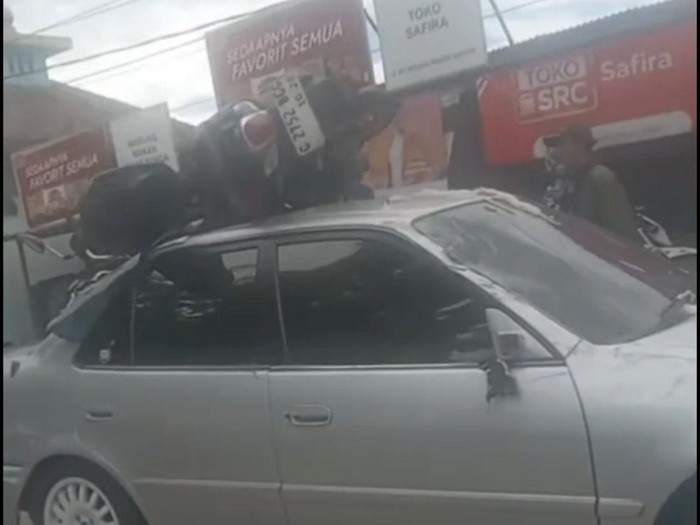 Tabrakan Maut di Cilegon: Motor Nyangkut di Atap Mobil, Satu Tewas