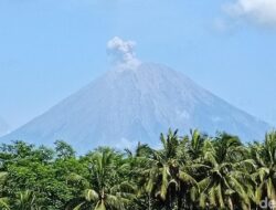 Gunung Semeru Erupsi Pagi Ini, Warga Aliran Sungai Diimbau Waspada – Update 1