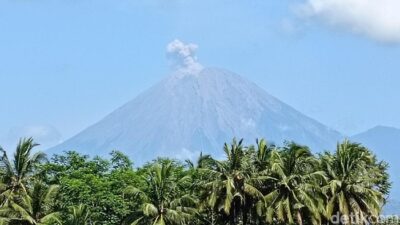 Gunung Semeru Erupsi Pagi Ini, Warga Aliran Sungai Diimbau Waspada – Update 1