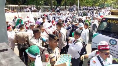 [Polisi Bagi-bagi Air Mineral dan Roti ke Guru Pendemo di Monas: Bantu atau Beri Semangat?]