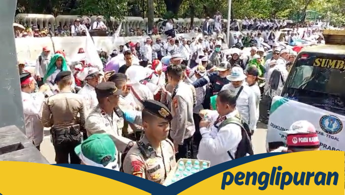 [Polisi Bagi-bagi Air Mineral dan Roti ke Guru Pendemo di Monas: Bantu atau Beri Semangat?]