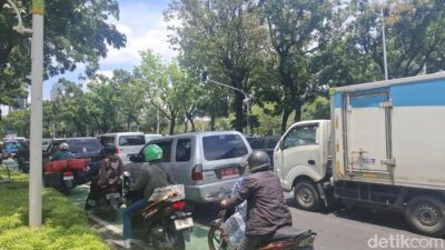 Demo Guru Tutup Jalan Medan Merdeka Selatan, Lalin Jakpus Macet Parah