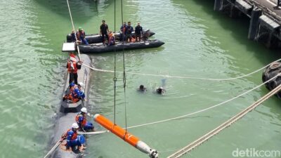 Kapal Selam Tanpa Awak KSOT Uji Tembak di Laut Surabaya, Dipantau Prabowo – Update 1