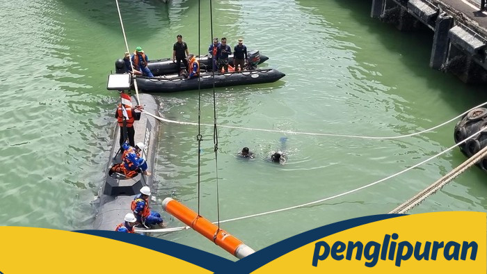 Kapal Selam Tanpa Awak KSOT Uji Tembak di Laut Surabaya, Dipantau Prabowo - Update 1