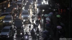 **Masih Ada Genangan, Kemacetan Parah Melanda Jalan Arteri Jakarta di Sore hingga Malam Ini**