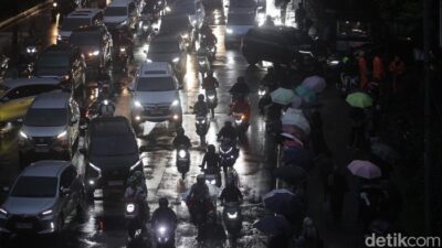 **Masih Ada Genangan, Kemacetan Parah Melanda Jalan Arteri Jakarta di Sore hingga Malam Ini**