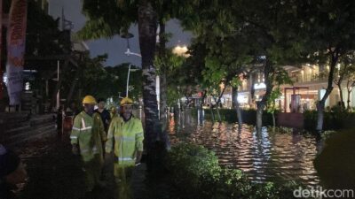 Banjir Jalan Kemang Raya Jaksel Malam Ini, Perahu Karet Diturunkan!