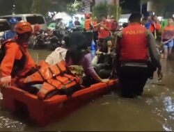 Brimob Polda Metro Dukung Evakuasi Warga Jaksel, Banjir 80 cm Ancam Rumah Warga