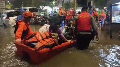 Brimob Polda Metro Dukung Evakuasi Warga Jaksel, Banjir 80 cm Ancam Rumah Warga