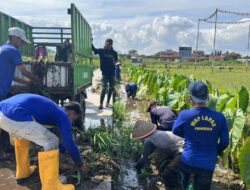 **Petugas-Warga Binaan Lapas Purwokerto Bersama Masyarakat, Bersihkan Irigasi dan Salurkan Bansos di Pamijen**