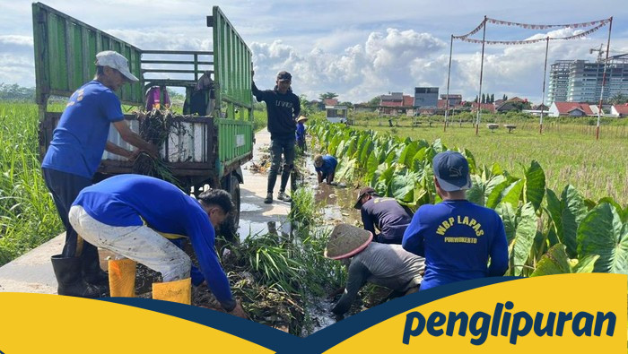 **Petugas-Warga Binaan Lapas Purwokerto Bersama Masyarakat, Bersihkan Irigasi dan Salurkan Bansos di Pamijen**