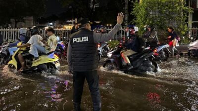 Kapolsek Mampang Tangani Banjir, Jalan Tendean Macet Berjam-jam.