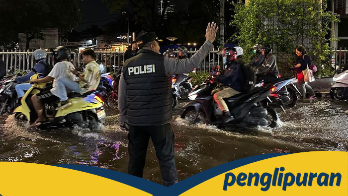 Kapolsek Mampang Tangani Banjir, Jalan Tendean Macet Berjam-jam.