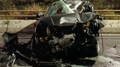 “Mobil Ringsek Usai Tabrak Pembatas Jalan di Jakbar, Korban Dibawa ke RS: Apa yang Terjadi?”