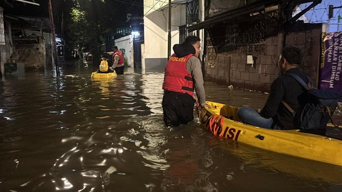 Banjir Parah di Pela Mampang, Warga Terpaksa Flee ke Tempat Aman
