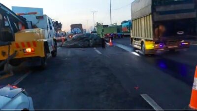 Evakuasi Truk Terguling di Tol JORR Selesai, Lalin Normal Lagi – Update 1