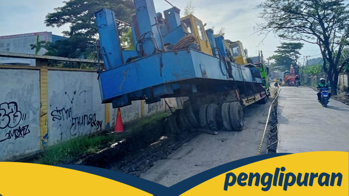 Truk Anjlok di Kosambi Tangerang, Lalu Lintas Terganggu, Warga Heboh!