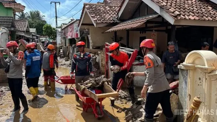 **Brimob Polda Jabar Tangani Bencana, Evakuasi dan Bersihkan Lokasi Banjir Sukabumi**