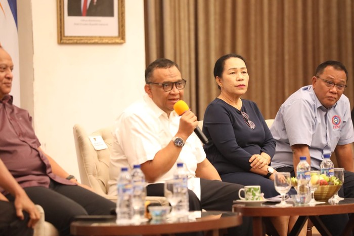 **Wamenaker dan Serikat Pekerja Bersama-Ciptakan Formula Baru Upah Minimum**